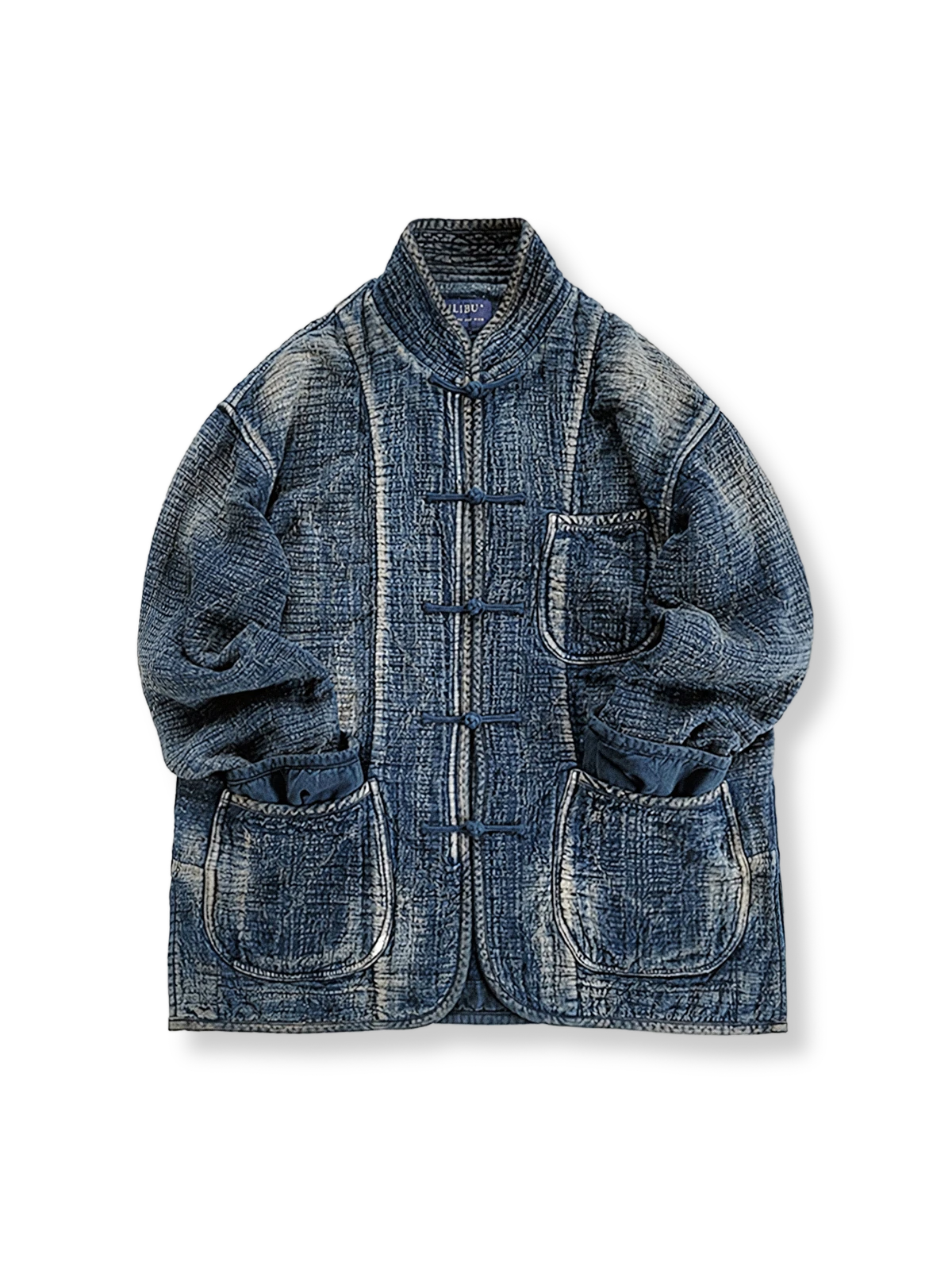 製品画像: Indigo 藍染め スタンドカラーチャイナボタン コート全体写真。藍染め技法とストーンウォッシュ加工が際立つ、東洋の美学とヴィンテージスタイルを融合したデザイン。
詳細画像: チャイナボタンのクラシックなディテールとストーンウォッシュ加工による深みのある藍色を強調した写真。
