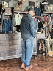 詳細画像: チャイナボタンのクラシックなディテールとストーンウォッシュ加工による深みのある藍色を強調した写真。
モデル画像: Indigo 藍染め スタンドカラーチャイナボタン コートを着用したモデルによる、洗練されたヴィンテージスタイルのコーディネート写真。