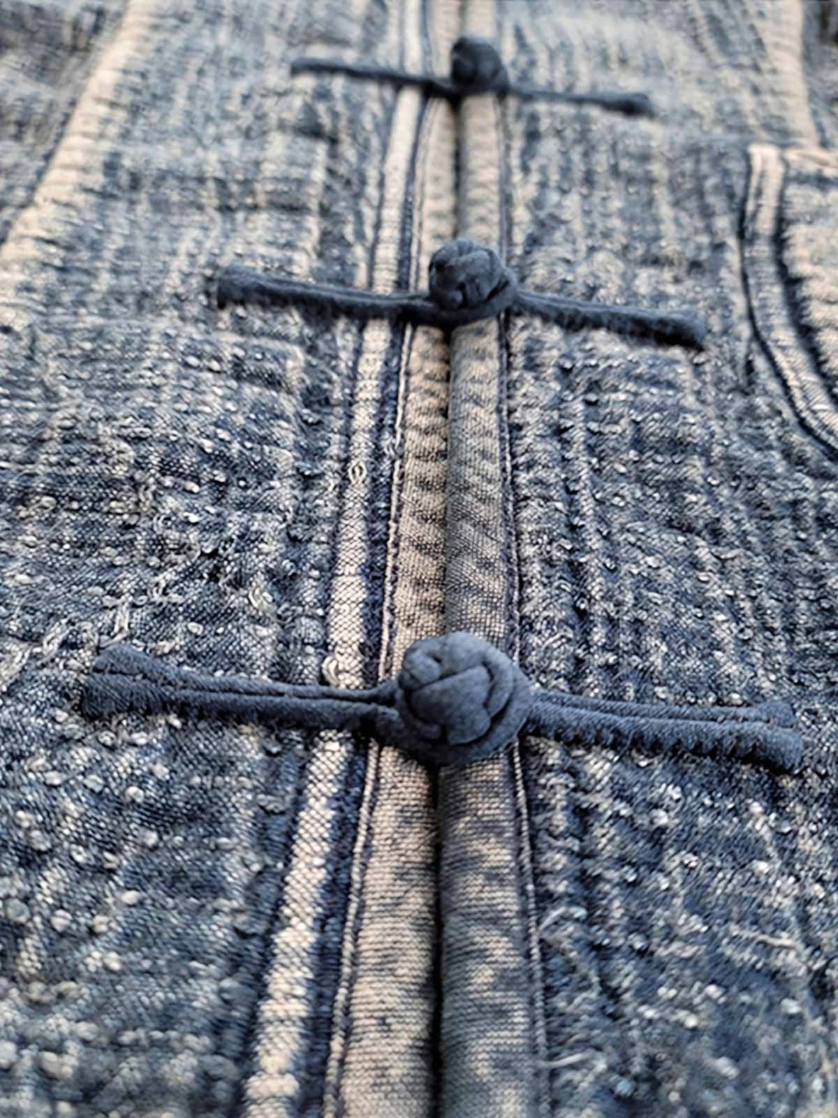 製品画像: Indigo 藍染め スタンドカラーチャイナボタン コート全体写真。藍染め技法とストーンウォッシュ加工が際立つ、東洋の美学とヴィンテージスタイルを融合したデザイン。
詳細画像: チャイナボタンのクラシックなディテールとストーンウォッシュ加工による深みのある藍色を強調した写真。