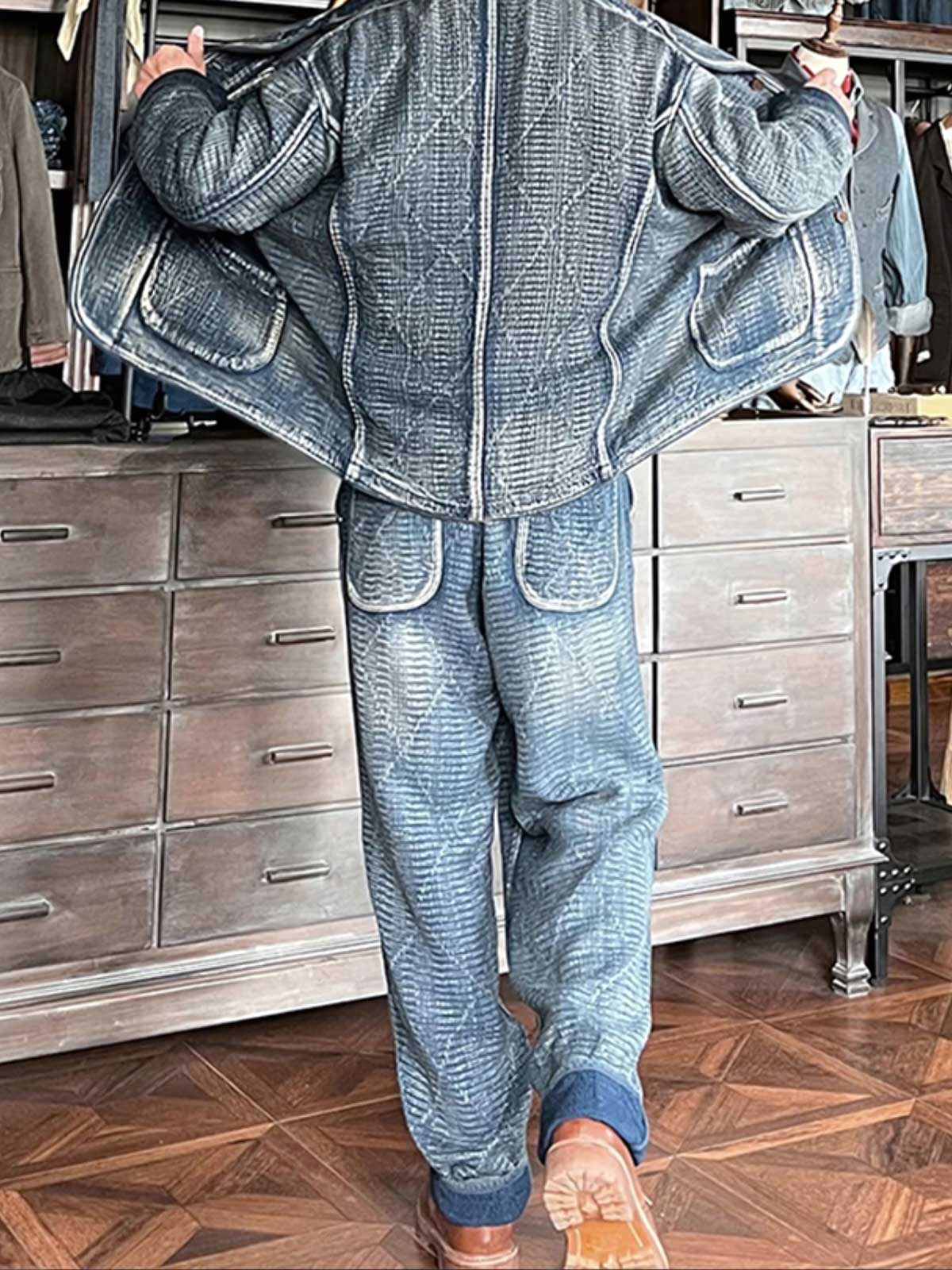 詳細画像: 刺子織りのピースワークデザインと天然本牛角ボタンの高品質ディテールを強調した写真。深みのある藍色が特徴。
モデル画像: Indigo 藍染め 刺子織り カジュアルブレザーを着用したモデルによる、上品でヴィンテージ感あふれるスタイリング写真。