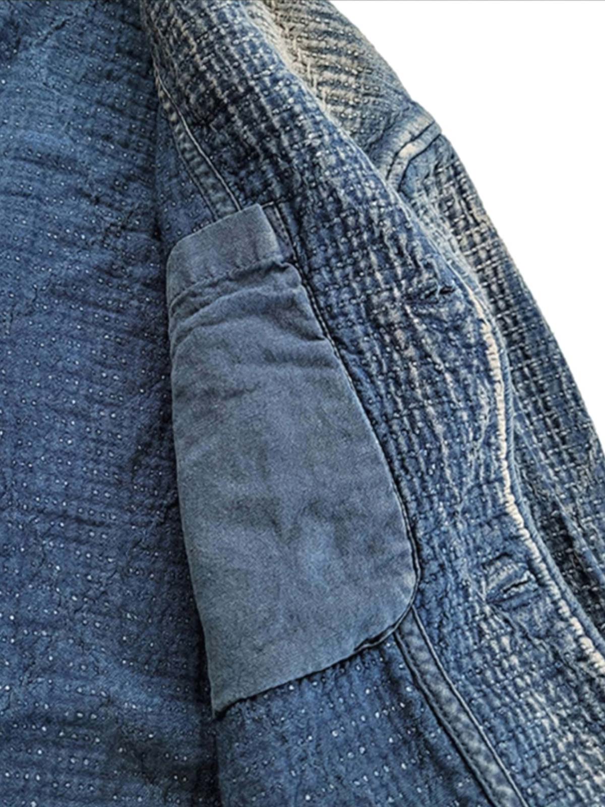 製品画像: Indigo 藍染め 刺子織り カジュアルブレザー全体写真。天然植物藍染めと刺子織りの伝統工芸が際立つヴィンテージスタイルのブレザー。
詳細画像: 刺子織りのピースワークデザインと天然本牛角ボタンの高品質ディテールを強調した写真。深みのある藍色が特徴。