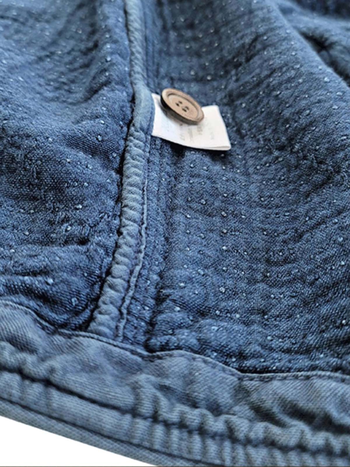 製品画像: Indigo 藍染め 刺子織り カジュアルブレザー全体写真。天然植物藍染めと刺子織りの伝統工芸が際立つヴィンテージスタイルのブレザー。
詳細画像: 刺子織りのピースワークデザインと天然本牛角ボタンの高品質ディテールを強調した写真。深みのある藍色が特徴。