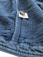 製品画像: Indigo 藍染め 刺子織り カジュアルブレザー全体写真。天然植物藍染めと刺子織りの伝統工芸が際立つヴィンテージスタイルのブレザー。
詳細画像: 刺子織りのピースワークデザインと天然本牛角ボタンの高品質ディテールを強調した写真。深みのある藍色が特徴。