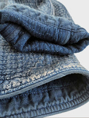 製品画像: Indigo 藍染め 刺子織り カジュアルブレザー全体写真。天然植物藍染めと刺子織りの伝統工芸が際立つヴィンテージスタイルのブレザー。
詳細画像: 刺子織りのピースワークデザインと天然本牛角ボタンの高品質ディテールを強調した写真。深みのある藍色が特徴。