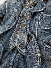 製品画像: Indigo 藍染め 刺子織り カジュアルブレザー全体写真。天然植物藍染めと刺子織りの伝統工芸が際立つヴィンテージスタイルのブレザー。
詳細画像: 刺子織りのピースワークデザインと天然本牛角ボタンの高品質ディテールを強調した写真。深みのある藍色が特徴。