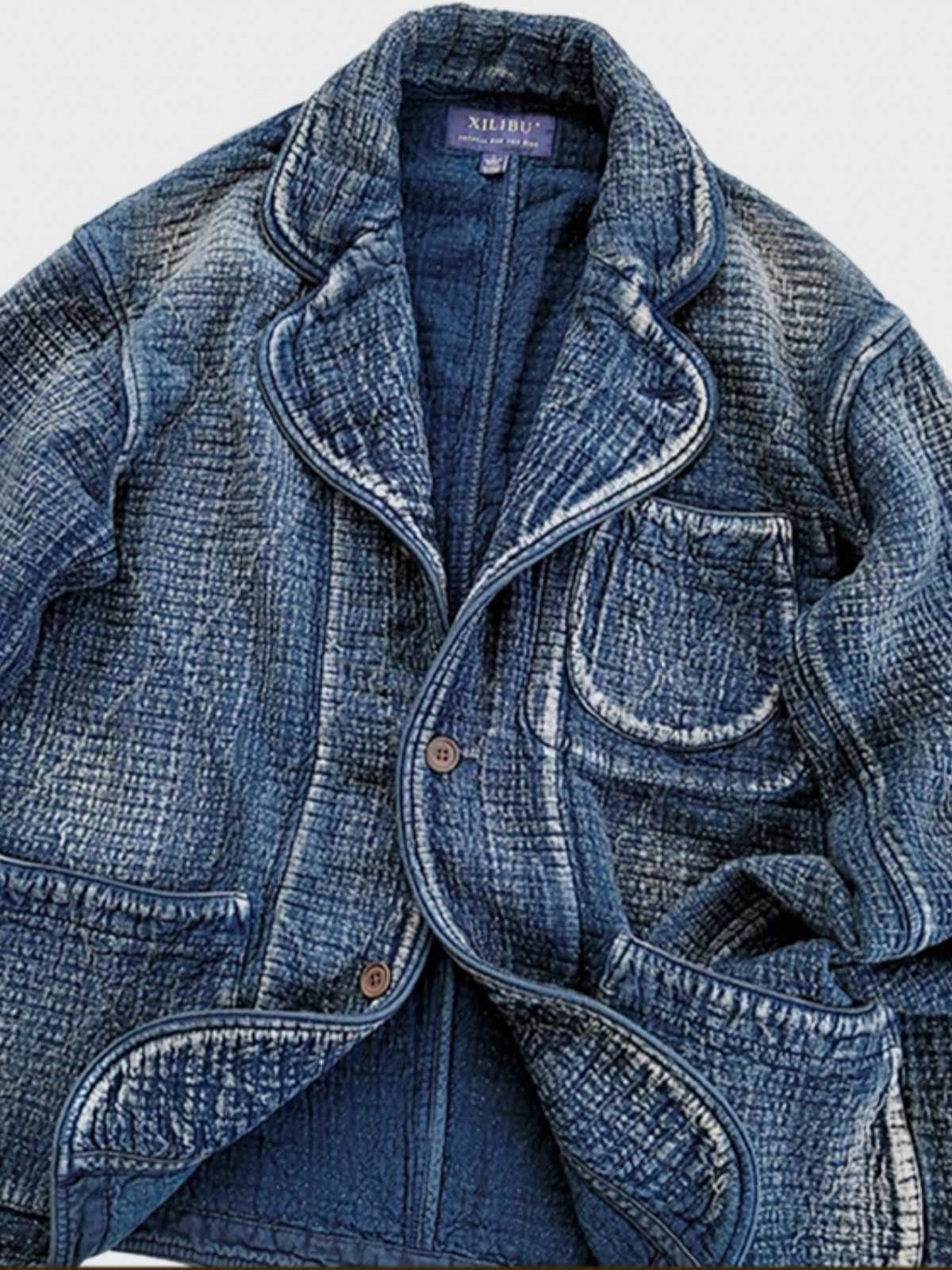 製品画像: Indigo 藍染め 刺子織り カジュアルブレザー全体写真。天然植物藍染めと刺子織りの伝統工芸が際立つヴィンテージスタイルのブレザー。
詳細画像: 刺子織りのピースワークデザインと天然本牛角ボタンの高品質ディテールを強調した写真。深みのある藍色が特徴。