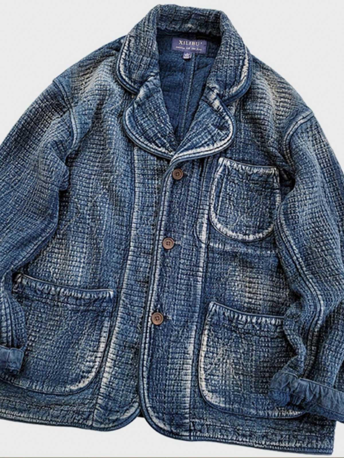 製品画像: Indigo 藍染め 刺子織り カジュアルブレザー全体写真。天然植物藍染めと刺子織りの伝統工芸が際立つヴィンテージスタイルのブレザー。
詳細画像: 刺子織りのピースワークデザインと天然本牛角ボタンの高品質ディテールを強調した写真。深みのある藍色が特徴。