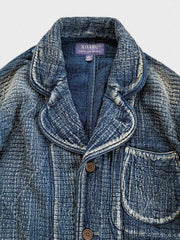 製品画像: Indigo 藍染め 刺子織り カジュアルブレザー全体写真。天然植物藍染めと刺子織りの伝統工芸が際立つヴィンテージスタイルのブレザー。
詳細画像: 刺子織りのピースワークデザインと天然本牛角ボタンの高品質ディテールを強調した写真。深みのある藍色が特徴。