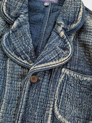 製品画像: Indigo 藍染め 刺子織り カジュアルブレザー全体写真。天然植物藍染めと刺子織りの伝統工芸が際立つヴィンテージスタイルのブレザー。
詳細画像: 刺子織りのピースワークデザインと天然本牛角ボタンの高品質ディテールを強調した写真。深みのある藍色が特徴。