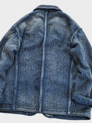 製品画像: Indigo 藍染め 刺子織り カジュアルブレザー全体写真。天然植物藍染めと刺子織りの伝統工芸が際立つヴィンテージスタイルのブレザー。
詳細画像: 刺子織りのピースワークデザインと天然本牛角ボタンの高品質ディテールを強調した写真。深みのある藍色が特徴。