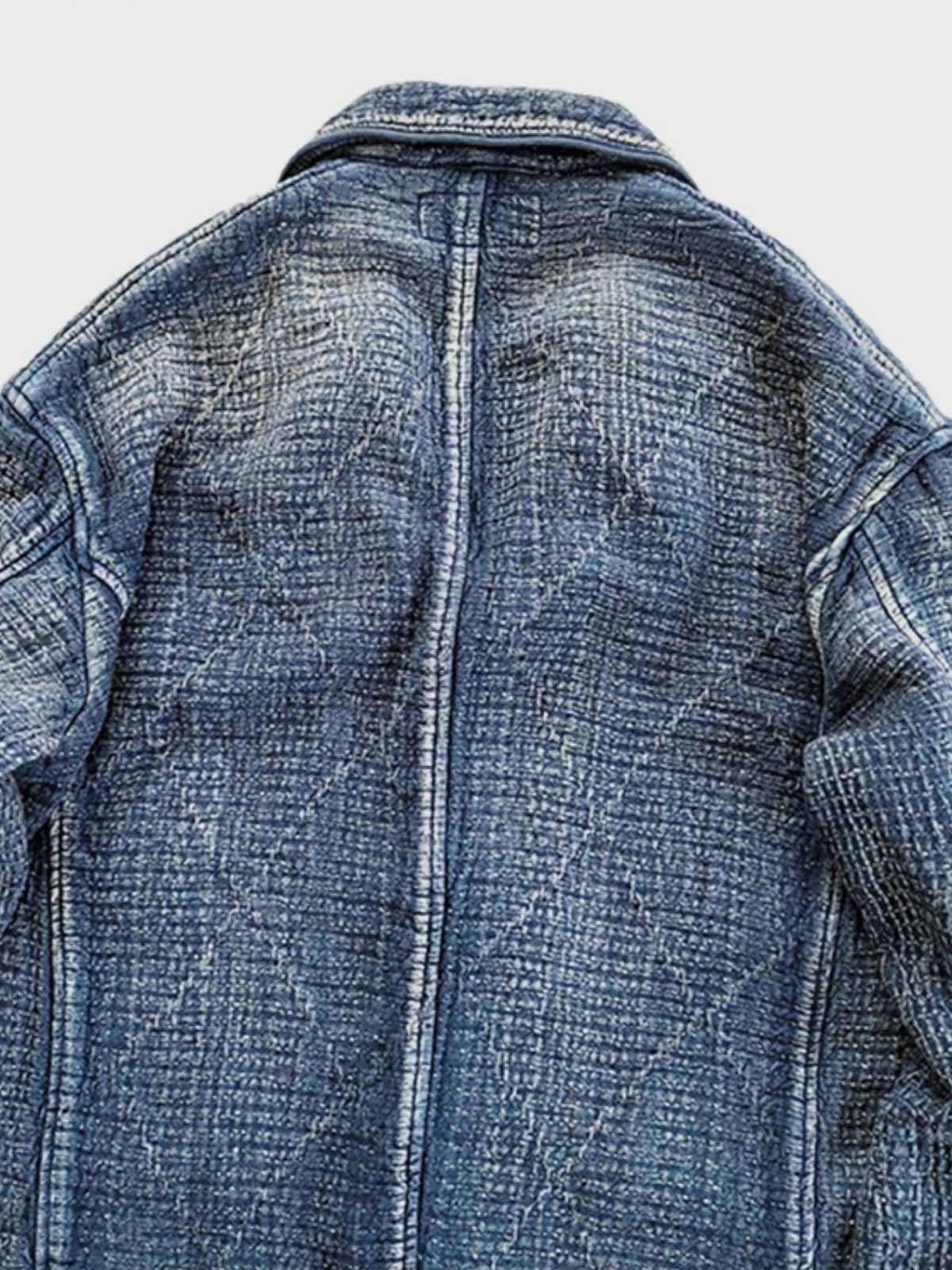 製品画像: Indigo 藍染め 刺子織り カジュアルブレザー全体写真。天然植物藍染めと刺子織りの伝統工芸が際立つヴィンテージスタイルのブレザー。
詳細画像: 刺子織りのピースワークデザインと天然本牛角ボタンの高品質ディテールを強調した写真。深みのある藍色が特徴。