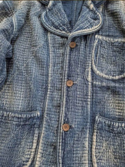 製品画像: Indigo 藍染め 刺子織り カジュアルブレザー全体写真。天然植物藍染めと刺子織りの伝統工芸が際立つヴィンテージスタイルのブレザー。
詳細画像: 刺子織りのピースワークデザインと天然本牛角ボタンの高品質ディテールを強調した写真。深みのある藍色が特徴。