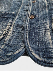 製品画像: Indigo 藍染め 刺子織り カジュアルブレザー全体写真。天然植物藍染めと刺子織りの伝統工芸が際立つヴィンテージスタイルのブレザー。
詳細画像: 刺子織りのピースワークデザインと天然本牛角ボタンの高品質ディテールを強調した写真。深みのある藍色が特徴。