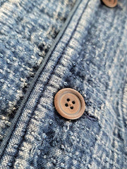 製品画像: Indigo 藍染め 刺子織り カジュアルブレザー全体写真。天然植物藍染めと刺子織りの伝統工芸が際立つヴィンテージスタイルのブレザー。
詳細画像: 刺子織りのピースワークデザインと天然本牛角ボタンの高品質ディテールを強調した写真。深みのある藍色が特徴。