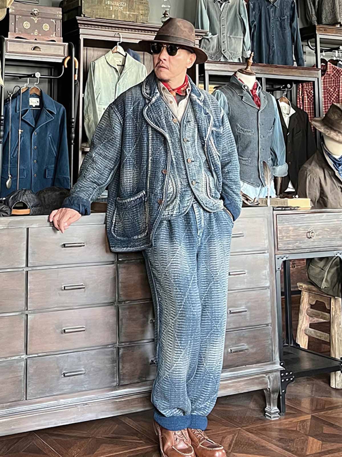 詳細画像: 刺子織りのピースワークデザインと天然本牛角ボタンの高品質ディテールを強調した写真。深みのある藍色が特徴。
モデル画像: Indigo 藍染め 刺子織り カジュアルブレザーを着用したモデルによる、上品でヴィンテージ感あふれるスタイリング写真。