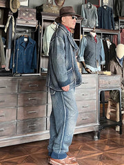 詳細画像: 刺子織りのピースワークデザインと天然本牛角ボタンの高品質ディテールを強調した写真。深みのある藍色が特徴。
モデル画像: Indigo 藍染め 刺子織り カジュアルブレザーを着用したモデルによる、上品でヴィンテージ感あふれるスタイリング写真。