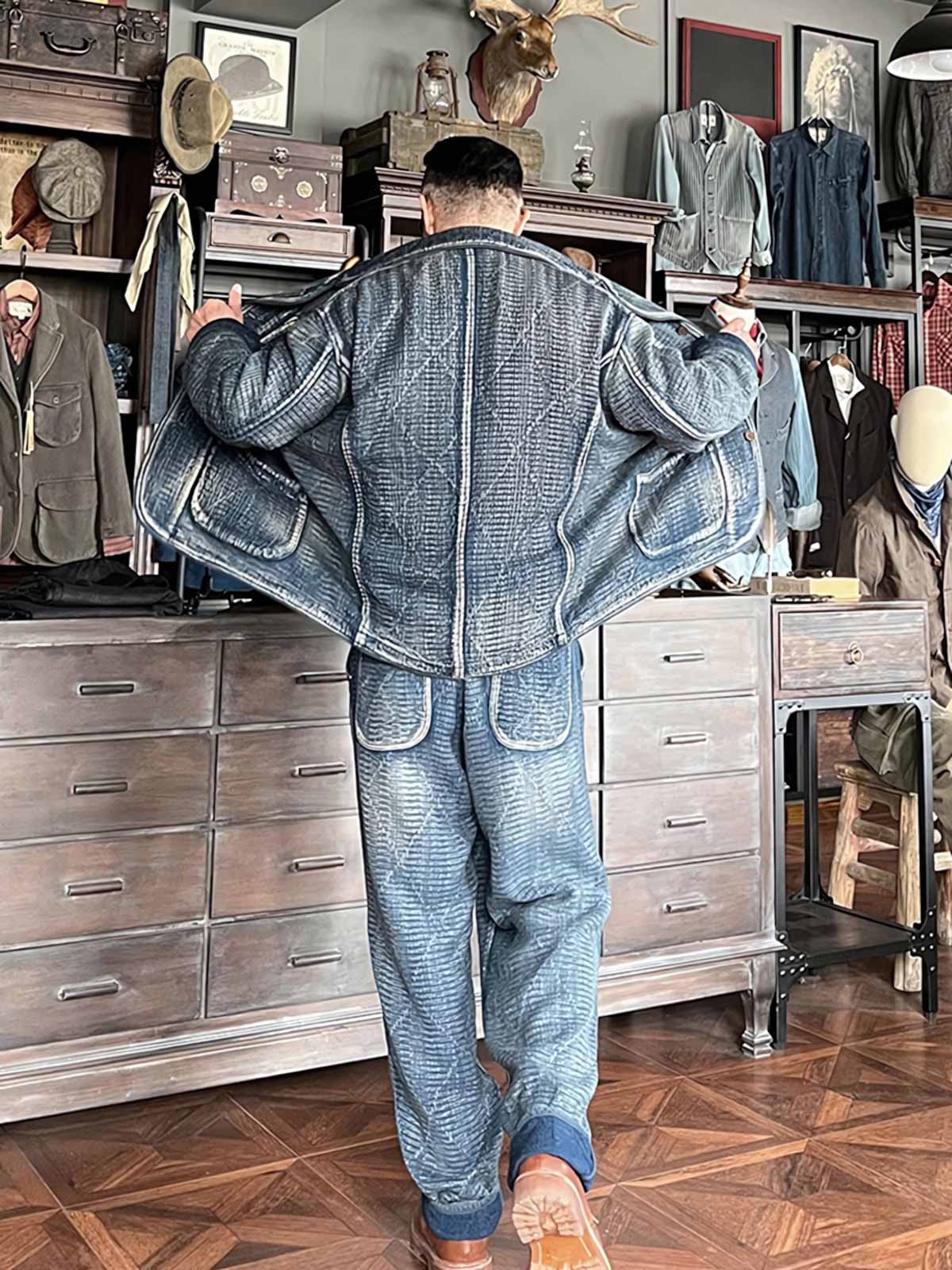 詳細画像: 刺子織りのピースワークデザインと天然本牛角ボタンの高品質ディテールを強調した写真。深みのある藍色が特徴。
モデル画像: Indigo 藍染め 刺子織り カジュアルブレザーを着用したモデルによる、上品でヴィンテージ感あふれるスタイリング写真。