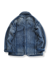 製品画像: Indigo 藍染め 刺子織り カジュアルブレザー全体写真。天然植物藍染めと刺子織りの伝統工芸が際立つヴィンテージスタイルのブレザー。
詳細画像: 刺子織りのピースワークデザインと天然本牛角ボタンの高品質ディテールを強調した写真。深みのある藍色が特徴。