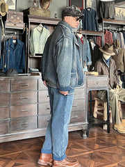 詳細画像: 刺子織りのピースワークデザインと天然本牛角ボタンの高品質ディテールを強調した写真。深みのある藍色が特徴。
モデル画像: Indigo 藍染め 刺子織り カジュアルブレザーを着用したモデルによる、上品でヴィンテージ感あふれるスタイリング写真。