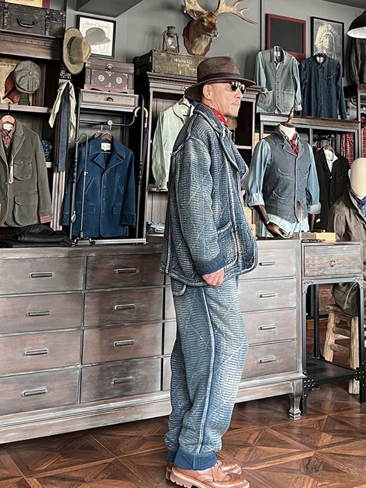 詳細画像: 刺子織りのピースワークデザインと天然本牛角ボタンの高品質ディテールを強調した写真。深みのある藍色が特徴。
モデル画像: Indigo 藍染め 刺子織り カジュアルブレザーを着用したモデルによる、上品でヴィンテージ感あふれるスタイリング写真。