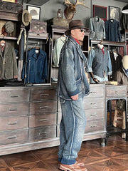 詳細画像: 刺子織りのピースワークデザインと天然本牛角ボタンの高品質ディテールを強調した写真。深みのある藍色が特徴。
モデル画像: Indigo 藍染め 刺子織り カジュアルブレザーを着用したモデルによる、上品でヴィンテージ感あふれるスタイリング写真。