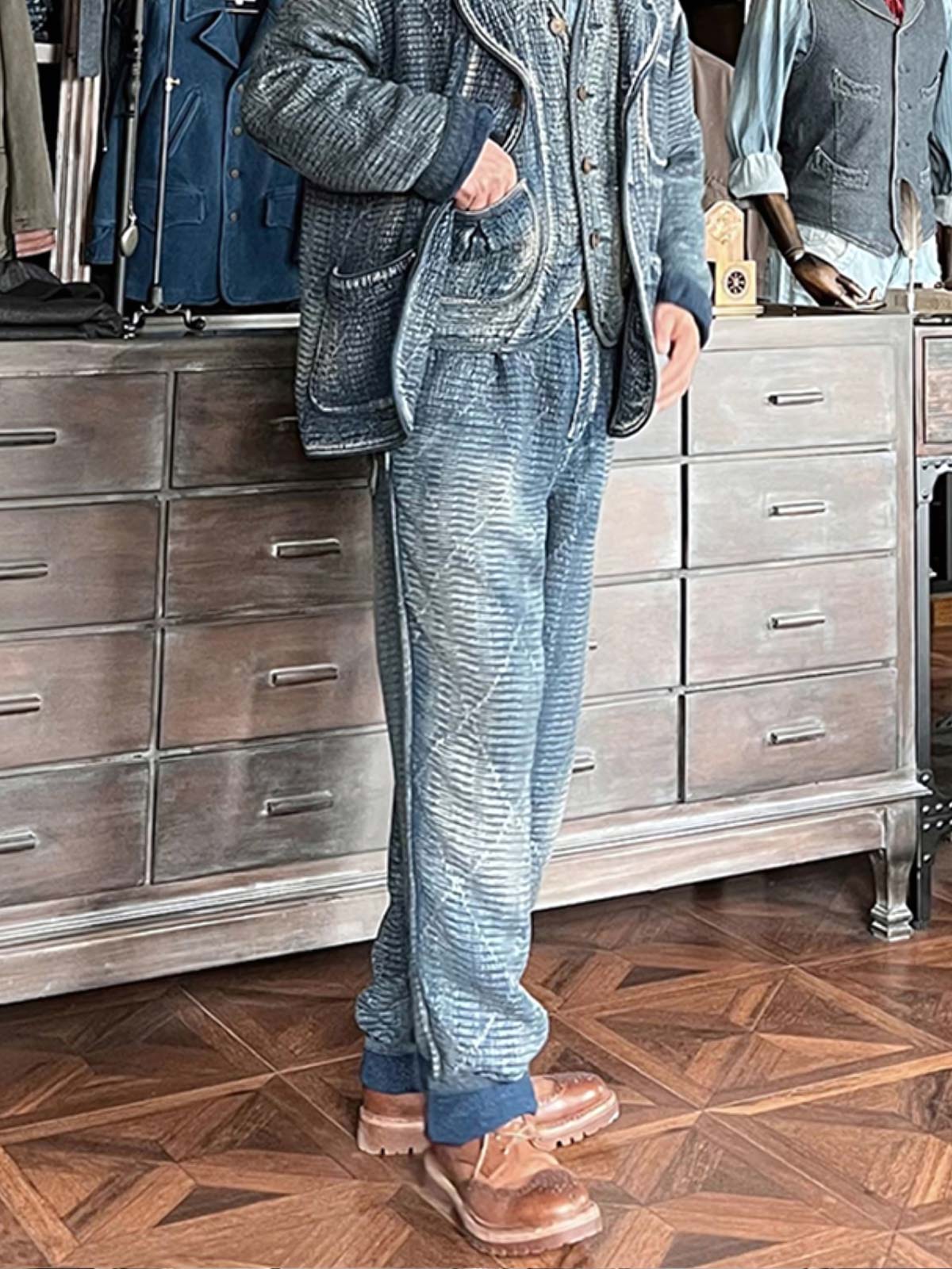 詳細画像: 刺子織りのピースワークデザインと天然本牛角ボタンの高品質ディテールを強調した写真。深みのある藍色が特徴。
モデル画像: Indigo 藍染め 刺子織り カジュアルブレザーを着用したモデルによる、上品でヴィンテージ感あふれるスタイリング写真。