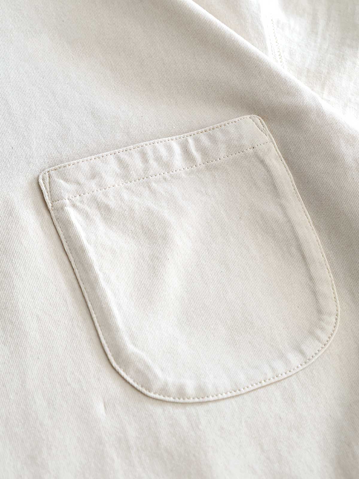 ヘンリーネックのボタンと胸ポケットのディテール