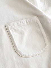 ヘンリーネックのボタンと胸ポケットのディテール