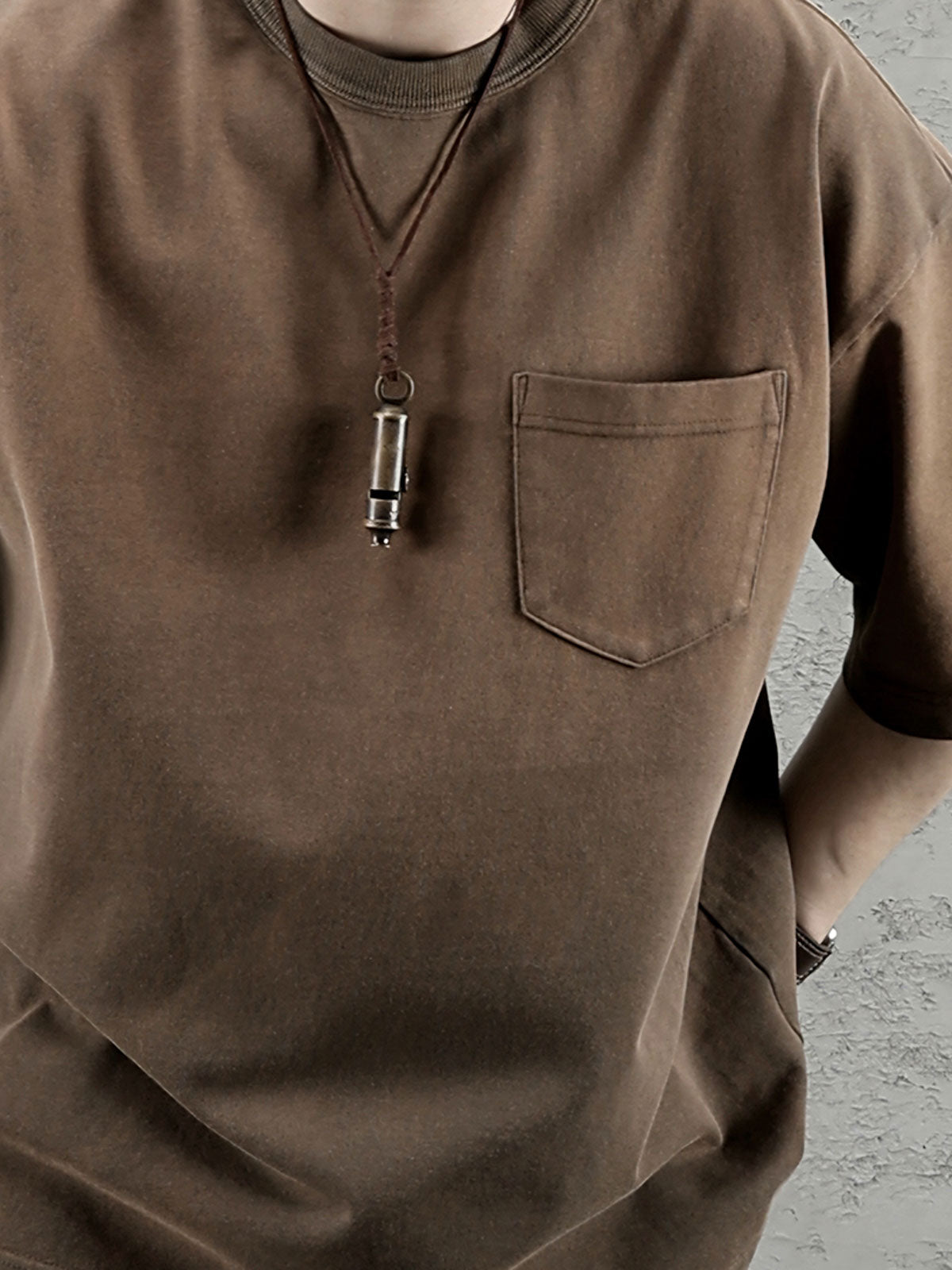 モデルが着用しているヴィンテージクルーネックハンドダイTシャツの展示画像