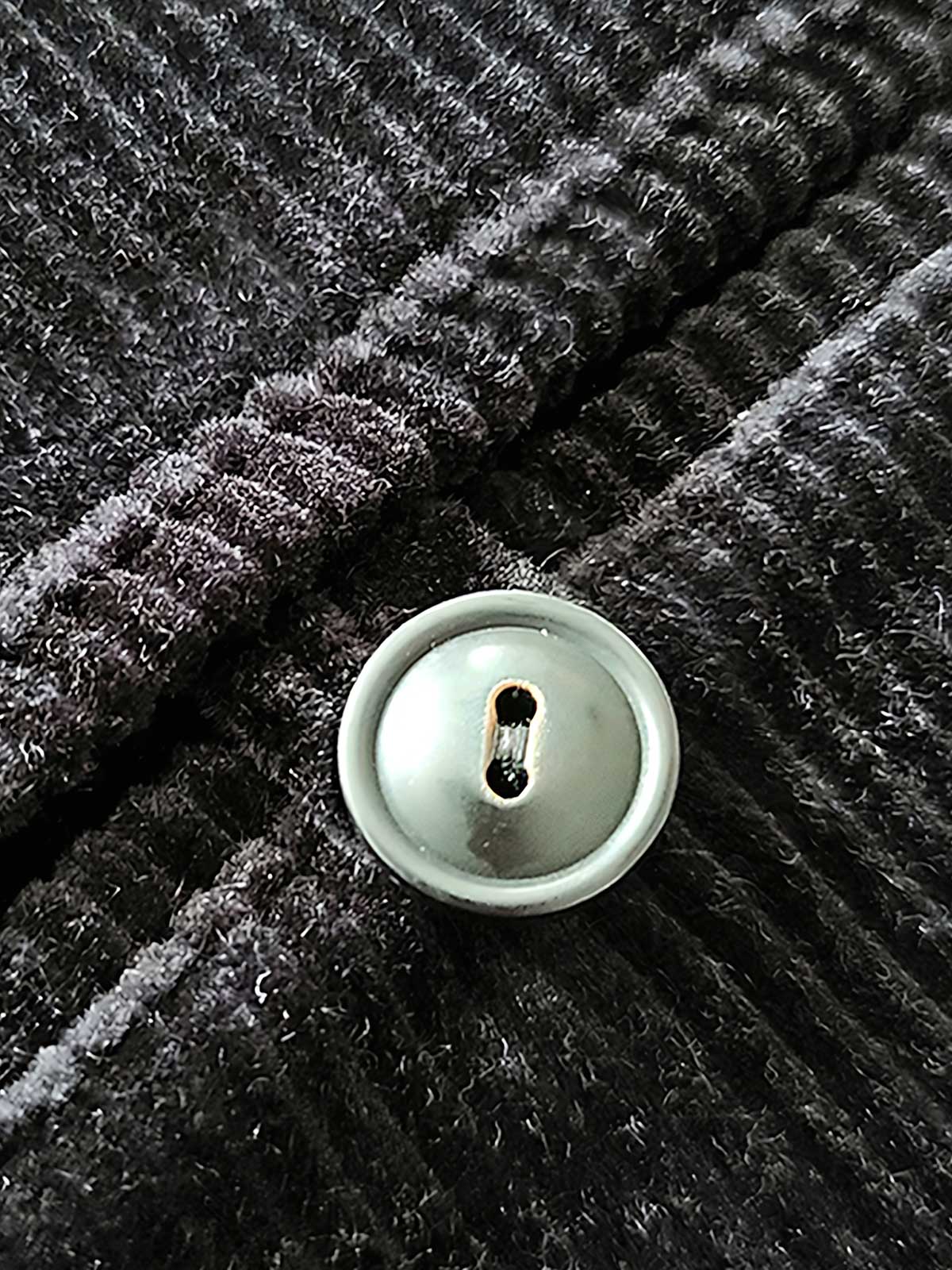 製品画像:ブラックの厚手コーデュロイスタンドカラージャケットの正面
詳細画像:天然牛角ボタンとスタンドカラーの質感ディテール