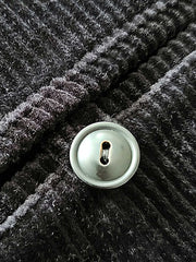 製品画像:ブラックの厚手コーデュロイスタンドカラージャケットの正面
詳細画像:天然牛角ボタンとスタンドカラーの質感ディテール