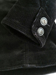 製品画像:ブラックの厚手コーデュロイスタンドカラージャケットの正面
詳細画像:天然牛角ボタンとスタンドカラーの質感ディテール