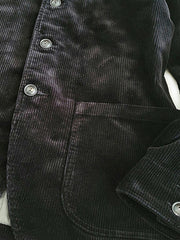 製品画像:ブラックの厚手コーデュロイスタンドカラージャケットの正面
詳細画像:天然牛角ボタンとスタンドカラーの質感ディテール