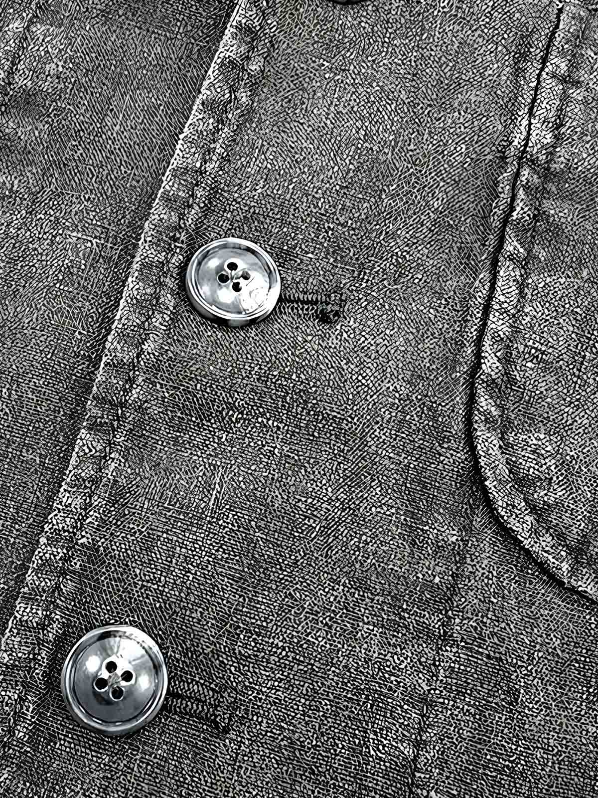 製品画像:バティック染めヴィンテージリネンジャケットの正面画像
詳細画像:袖口に施されたヴィンテージ風ボタンと色落ち加工のディテール