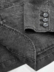 製品画像:バティック染めヴィンテージリネンジャケットの正面画像
詳細画像:袖口に施されたヴィンテージ風ボタンと色落ち加工のディテール