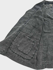 製品画像:バティック染めヴィンテージリネンジャケットの正面画像
詳細画像:袖口に施されたヴィンテージ風ボタンと色落ち加工のディテール