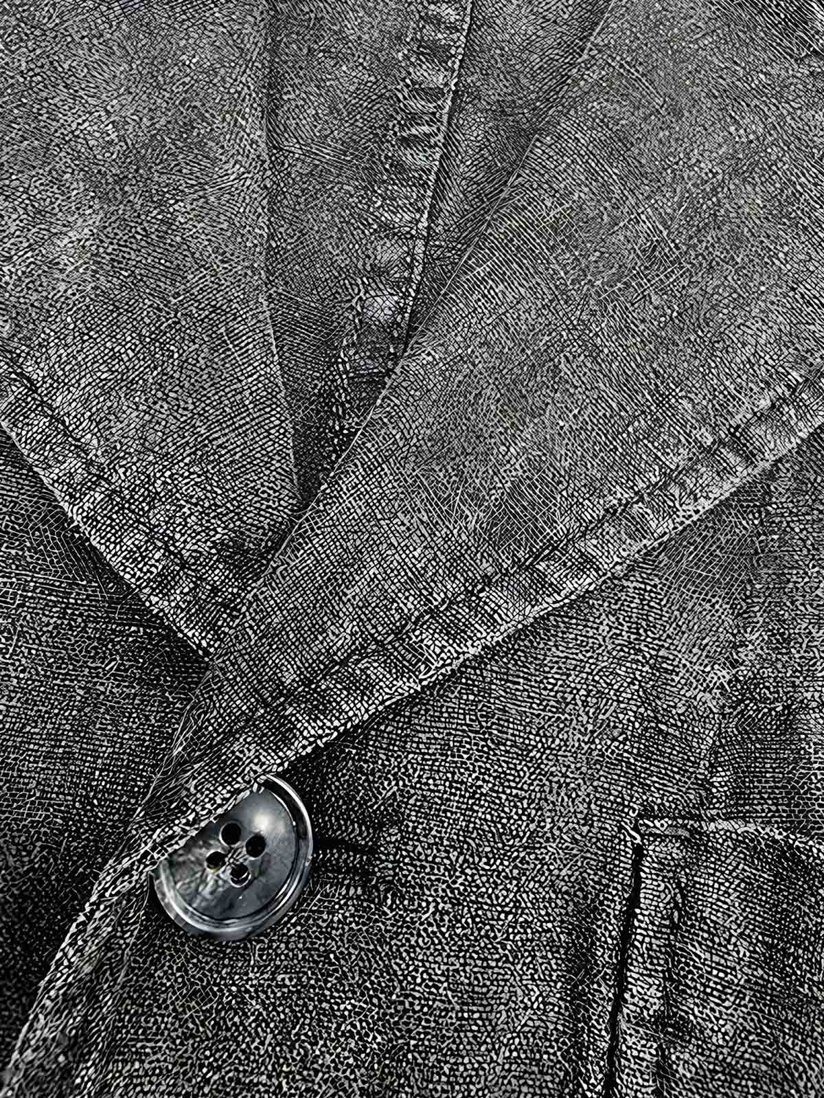 製品画像:バティック染めヴィンテージリネンジャケットの正面画像
詳細画像:袖口に施されたヴィンテージ風ボタンと色落ち加工のディテール