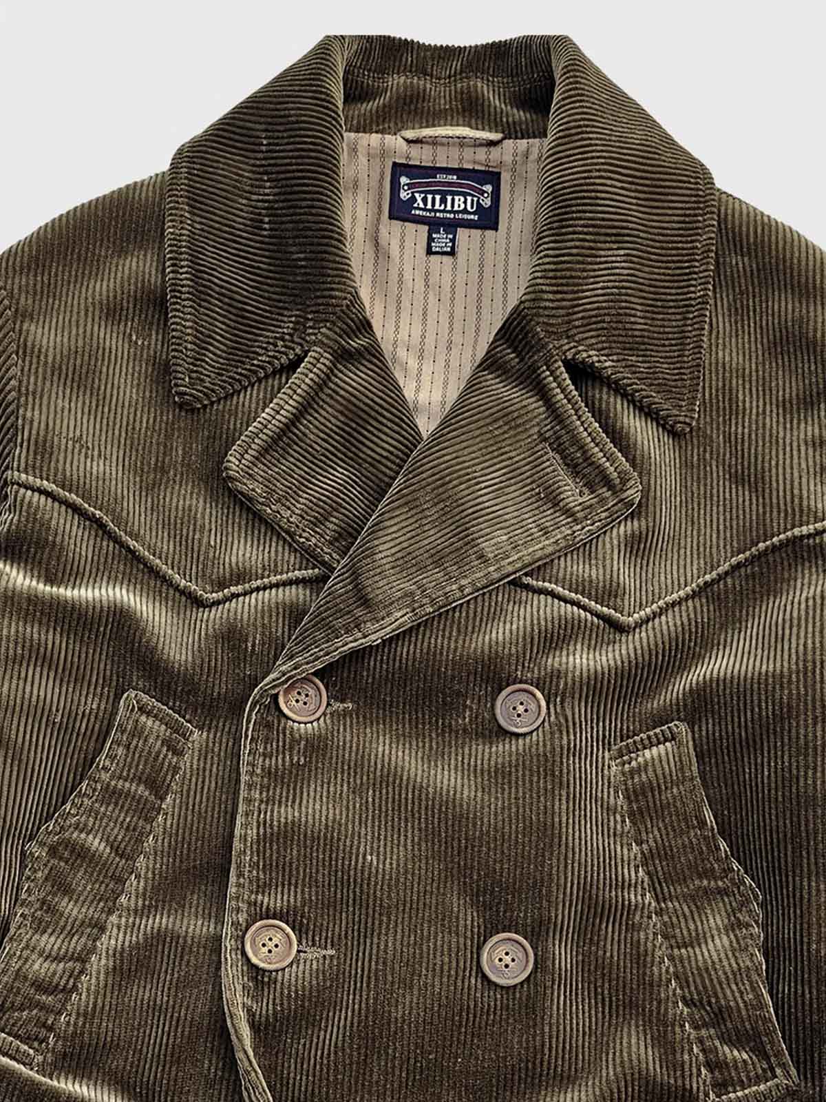 製品画像:ヴィンテージ風コーデュロイミディアム丈ダブルブレストジャケットの正面
詳細画像:天然火焼き牛角シンカーボタンとコーデュロイ生地の質感ディテール