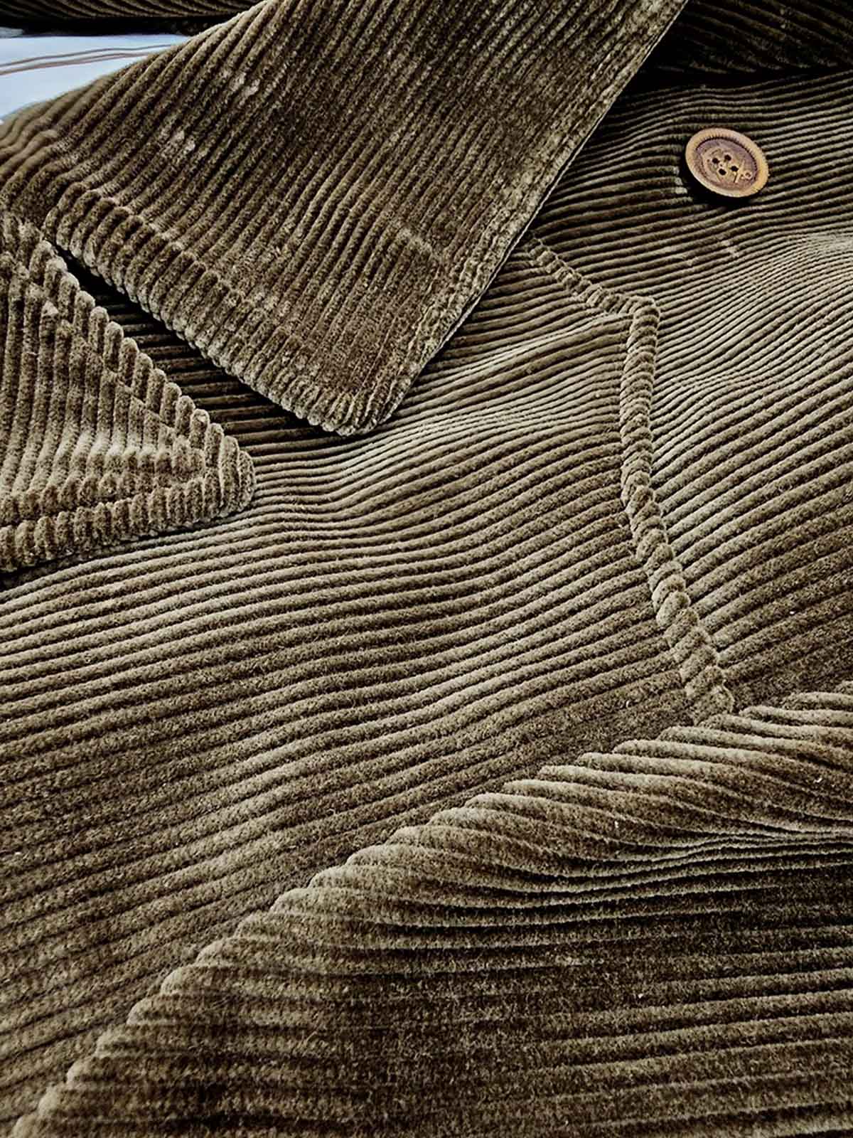 製品画像:ヴィンテージ風コーデュロイミディアム丈ダブルブレストジャケットの正面
詳細画像:天然火焼き牛角シンカーボタンとコーデュロイ生地の質感ディテール