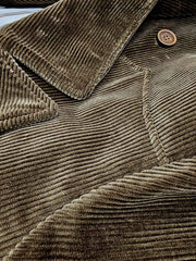 製品画像:ヴィンテージ風コーデュロイミディアム丈ダブルブレストジャケットの正面
詳細画像:天然火焼き牛角シンカーボタンとコーデュロイ生地の質感ディテール