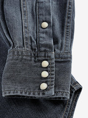 製品画像:ウエスタン風デザインの月牙型ポケット付きデニムシャツ
詳細画像:月牙型ポケットと石風スナップボタンのヴィンテージディテール