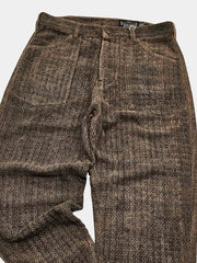 製品画像:タッサーシルク100% ヴィンテージ加工 テーパードパンツ(古銅色)の正面
詳細画像:ヴィンテージ加工が施されたタッサーシルクパンツのムラ感のディテール