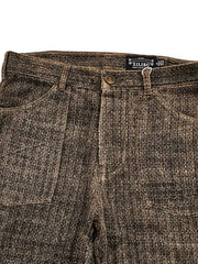 製品画像:タッサーシルク100% ヴィンテージ加工 テーパードパンツ(古銅色)の正面
詳細画像:ヴィンテージ加工が施されたタッサーシルクパンツのムラ感のディテール