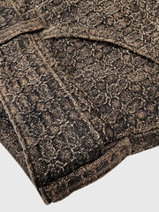 製品画像:タッサーシルク100% ヴィンテージ加工 テーパードパンツ(古銅色)の正面
詳細画像:ヴィンテージ加工が施されたタッサーシルクパンツのムラ感のディテール