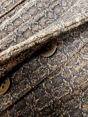 製品画像:タッサーシルク100% ヴィンテージ加工 テーパードパンツ(古銅色)の正面
詳細画像:ヴィンテージ加工が施されたタッサーシルクパンツのムラ感のディテール