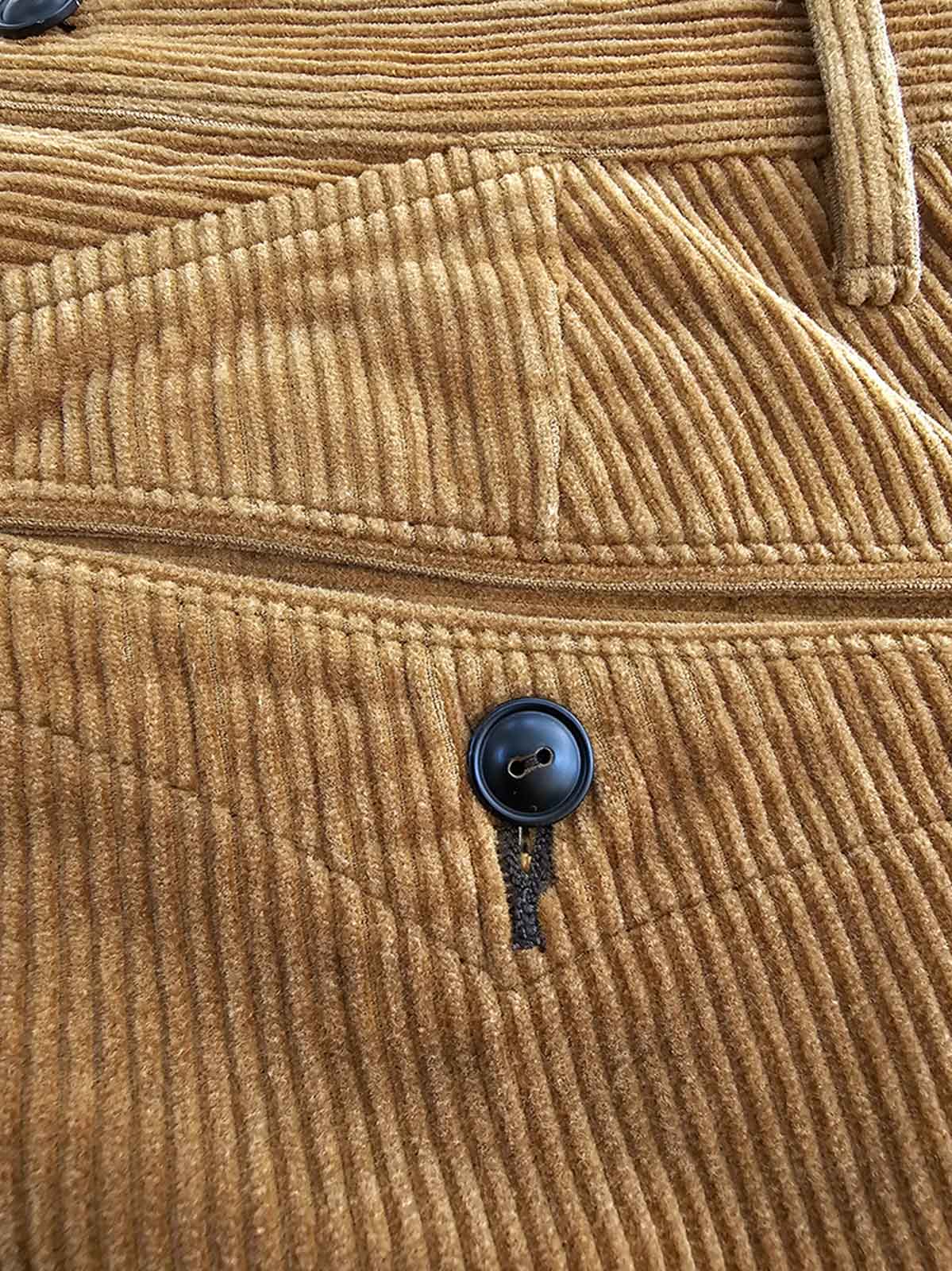 製品画像: ヴィンテージコーデュロイストレートパンツの全体画像
詳細画像: 天然牛角ボタンとコーデュロイの縞模様のディテール