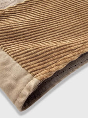 製品画像:ヴィンテージ感あふれるコーデュロイスリムフィットベストの正面
詳細画像:天然牛角ボタンとコーデュロイの水洗い加工による質感ディテール