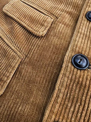製品画像:ヴィンテージ感あふれるコーデュロイスリムフィットベストの正面
詳細画像:天然牛角ボタンとコーデュロイの水洗い加工による質感ディテール