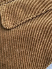 製品画像:ヴィンテージ感あふれるコーデュロイスリムフィットベストの正面
詳細画像:天然牛角ボタンとコーデュロイの水洗い加工による質感ディテール