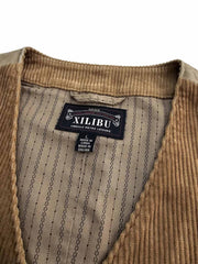 製品画像:ヴィンテージ感あふれるコーデュロイスリムフィットベストの正面
詳細画像:天然牛角ボタンとコーデュロイの水洗い加工による質感ディテール